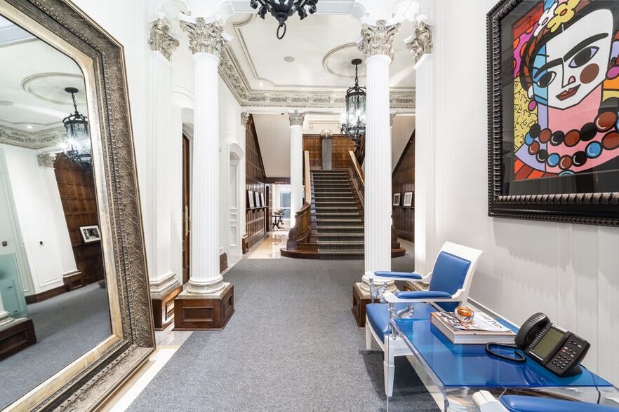 1175-1183 Pl Du Frère-André, Montréal, QC for sale - Interior Photo - Image 3 of 28