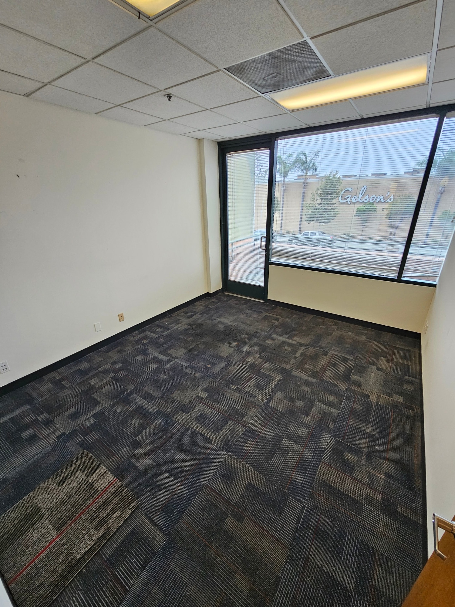 4705 Laurel Canyon Blvd, Studio City, CA to rent Interior Photo- Image 1 of 2