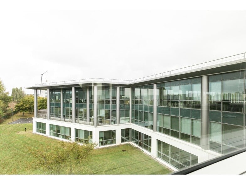 229 Rue De La Belle Etoile, Roissy-en-France to rent - Building Photo - Image 2 of 12