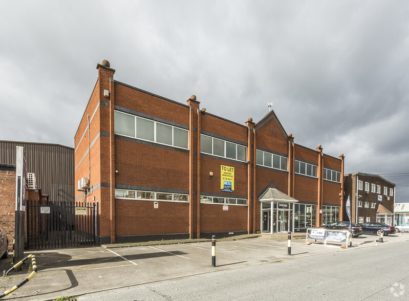 Lyons Rd, Manchester for rent - Primary Photo - Image 1 of 2