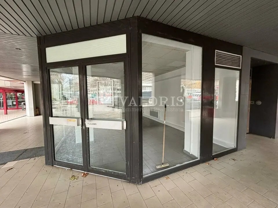 Retail in Lyon to rent Building Photo- Image 1 of 4