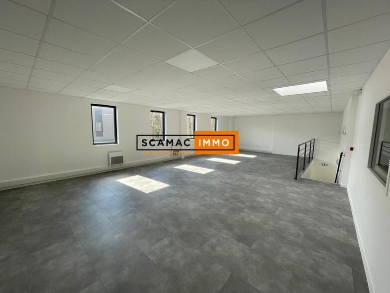 Light Industrial in Aubergenville for sale - Interior Photo - Image 3 of 4