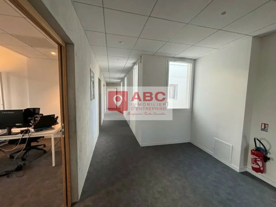 Vente Bureaux 1 500 m² - Photo 1