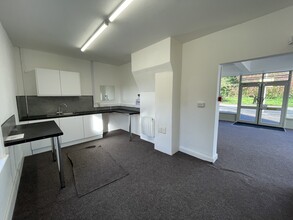 94 Main Rd, Nottingham for rent Interior Photo- Image 2 of 4