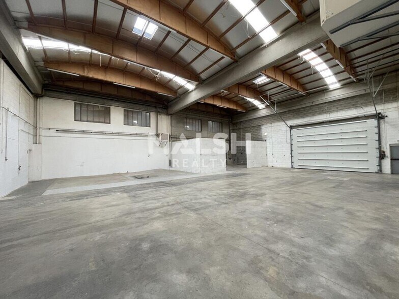 Light Industrial in Chassieu to rent - Interior Photo - Image 2 of 10