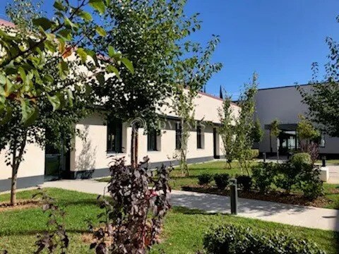 Office in Vénissieux to rent - Building Photo - Image 1 of 5