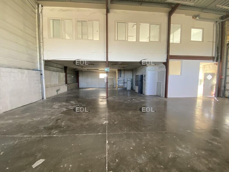 Light Industrial in Combs-la-Ville for sale - Building Photo - Image 3 of 8