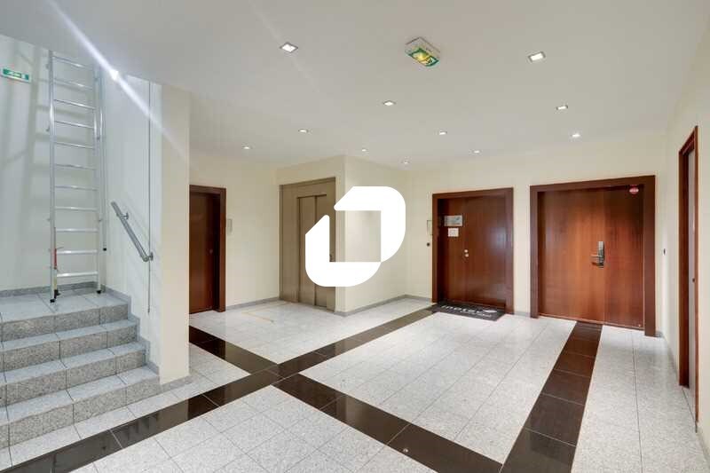 Office in Les Ulis to rent - Lobby - Image 3 of 13