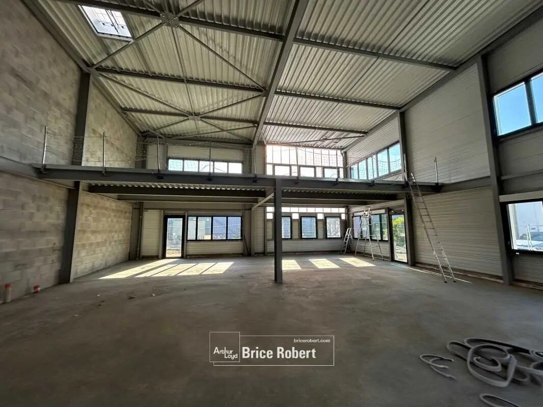 Light Industrial in Pierre-Bénite to rent Interior Photo- Image 1 of 7