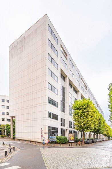 2 Rue Jacques Daguerre, Rueil-Malmaison to rent - Building Photo - Image 2 of 3