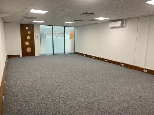 Hurricane Way, Wickford to rent - Interior Photo - Image 2 of 4