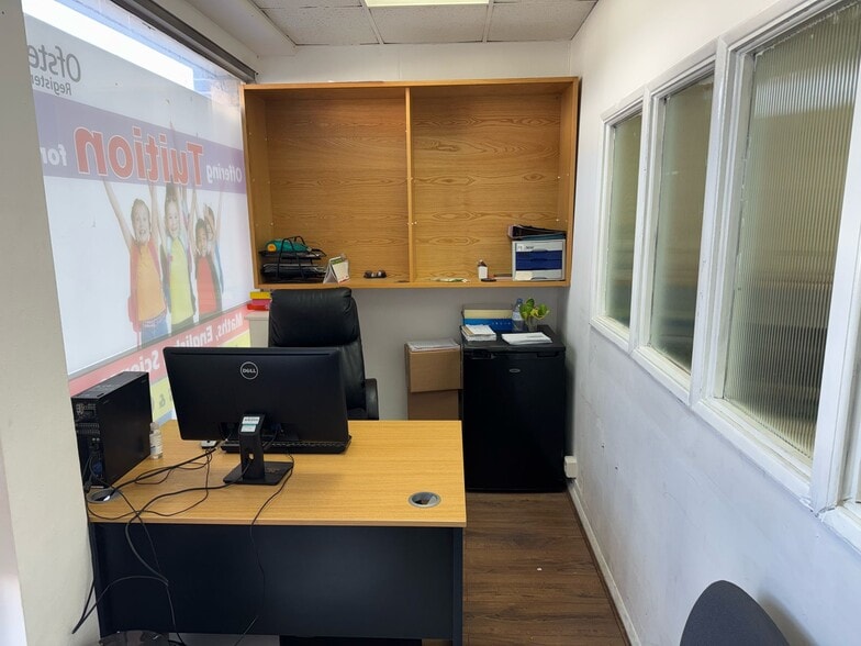 10-17 Woodford Av, Ilford to rent - Building Photo - Image 3 of 4