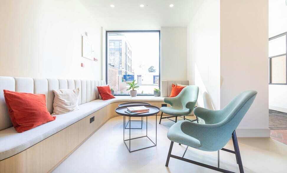 46 Clarendon Rd, Watford to rent - Building Photo - Image 3 of 10