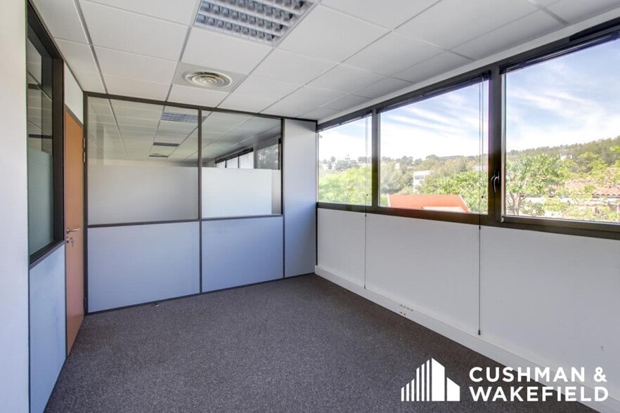 515 Avenue De La Tramontane, La Ciotat to rent - Interior Photo - Image 2 of 13