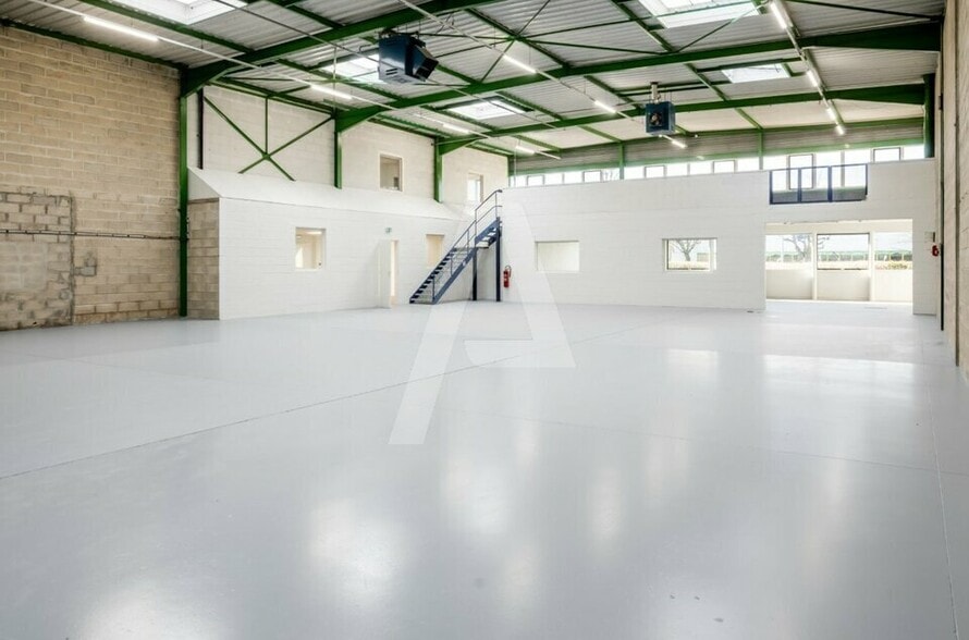 Industrial in Saint-Thibault-des-Vignes to rent - Interior Photo - Image 2 of 9
