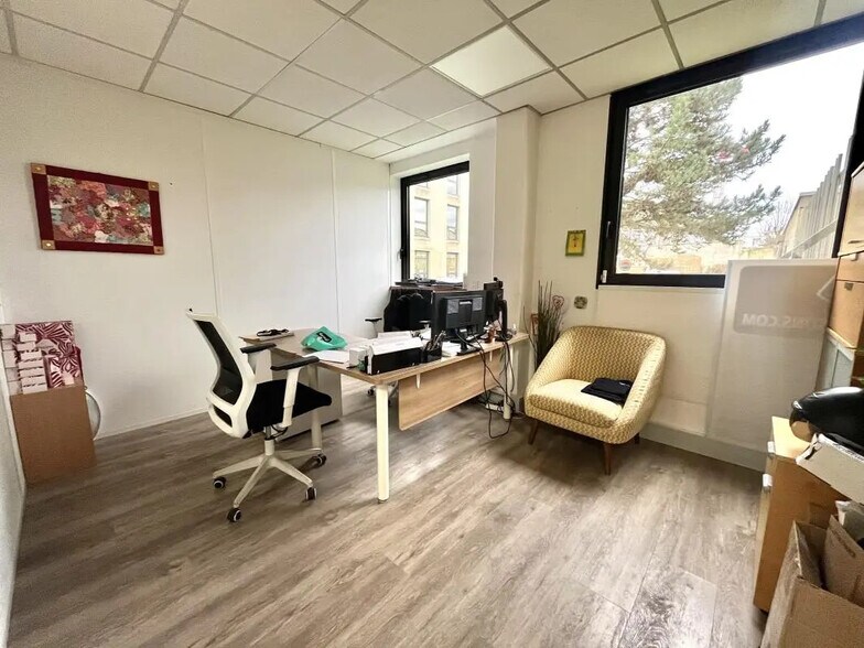Office in Chatou to rent - Interior Photo - Image 2 of 9