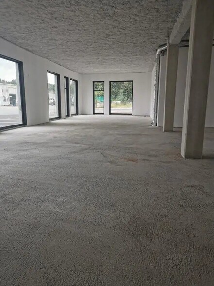 Retail in Anglet to rent - Interior Photo - Image 3 of 3