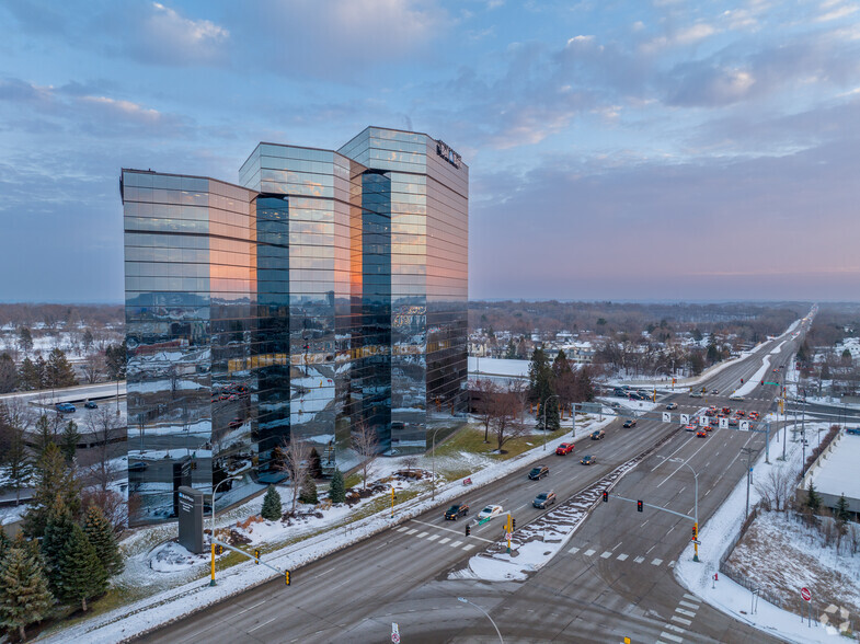 3800 American Blvd W, Bloomington, MN for rent - Building Photo - Image 3 of 17