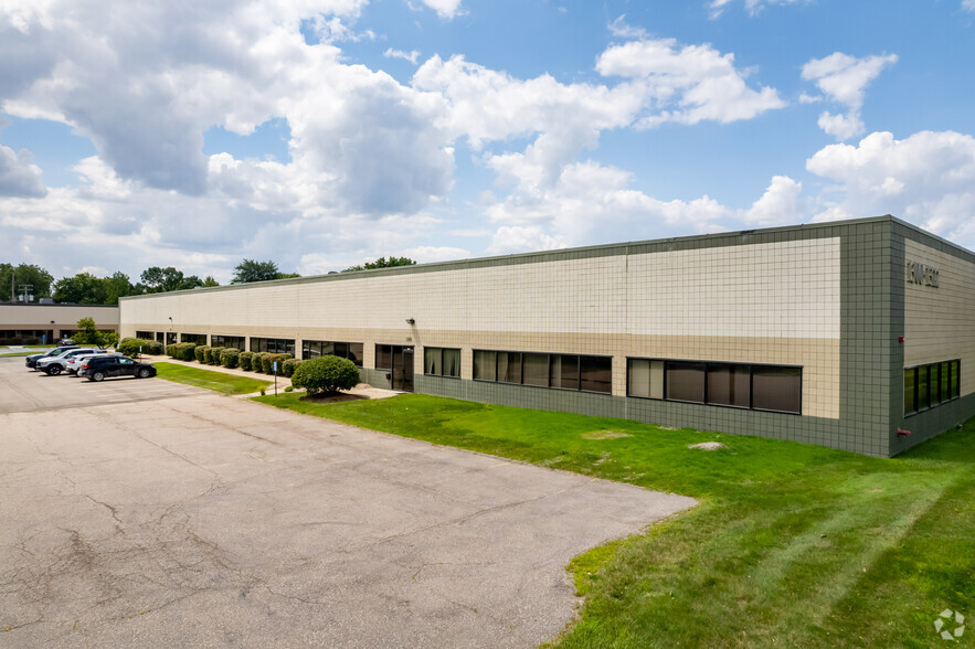 1300-1400 Rankin Dr, Troy, MI for rent - Building Photo - Image 1 of 11