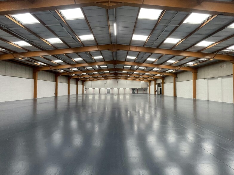 Windmill Road West, Sunbury On Thames to rent - Building Photo - Image 2 of 21