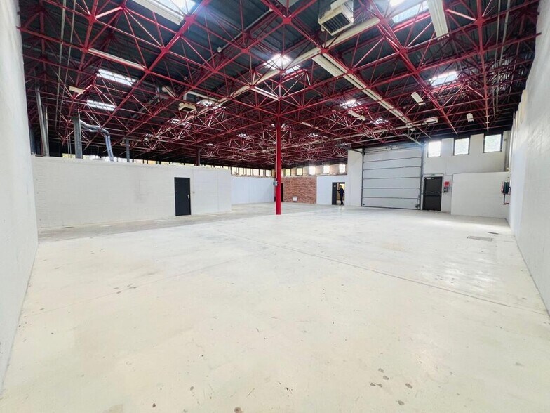 Light Industrial in Montigny-le-Bretonneux to rent - Building Photo - Image 1 of 16