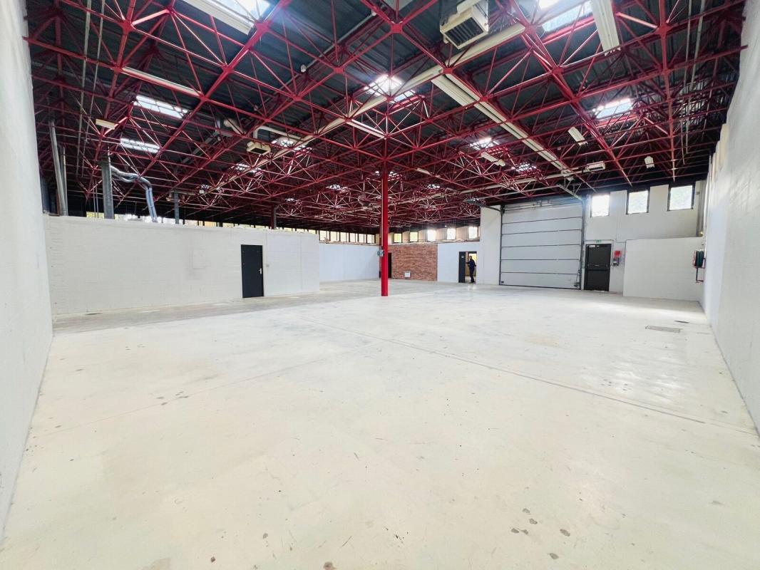 Light Industrial in Montigny-le-Bretonneux to rent Building Photo- Image 1 of 17