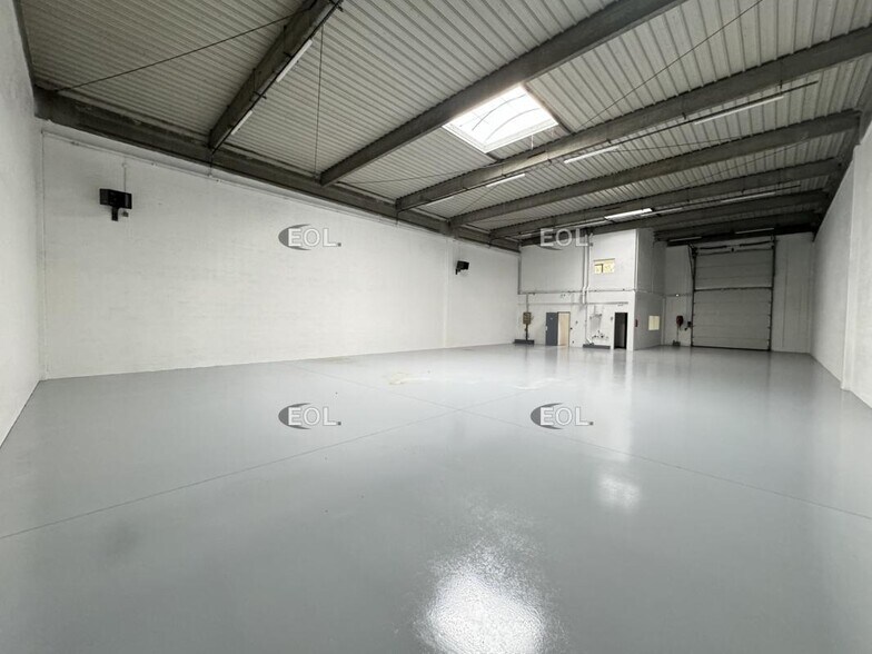 Light Industrial in Coignières to rent - Building Photo - Image 3 of 11