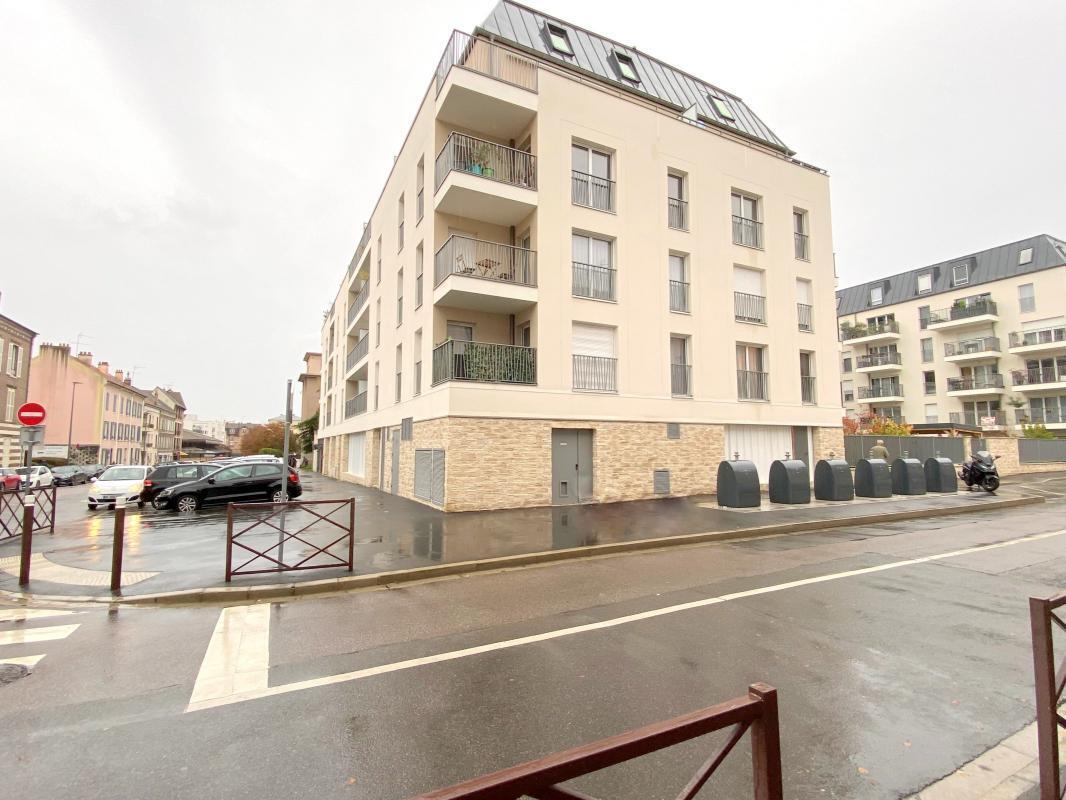 Retail in Poissy to rent Building Photo- Image 1 of 5
