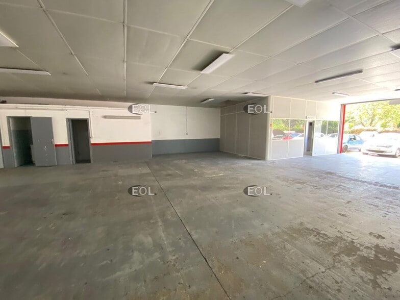 Light Industrial in Gémenos to rent - Interior Photo - Image 2 of 3