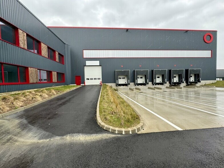 Industrial in ROISSY-EN-FRANCE to rent - Building Photo - Image 3 of 12