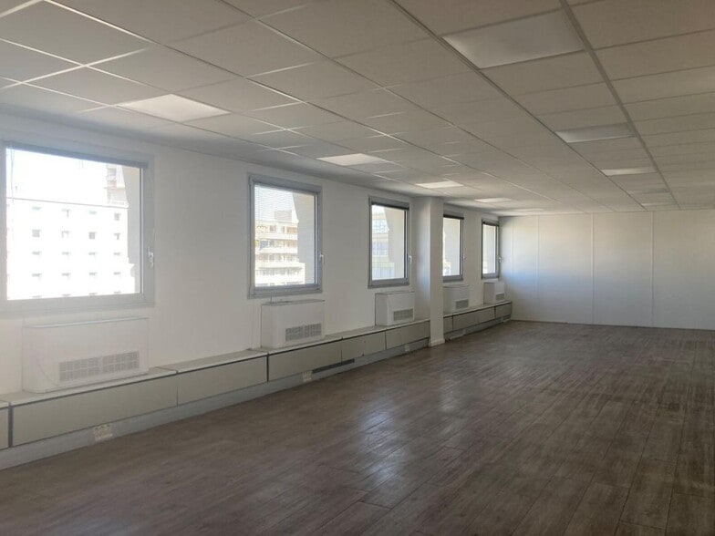 6 Place Charles Hernu, Villeurbanne for sale - Building Photo - Image 3 of 6