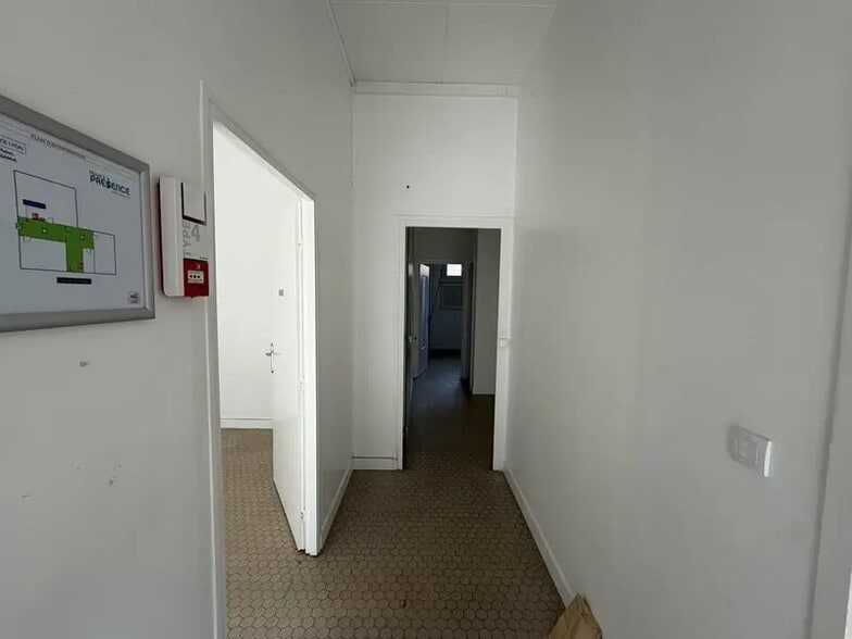 Retail in Villeurbanne to rent - Interior Photo - Image 3 of 7