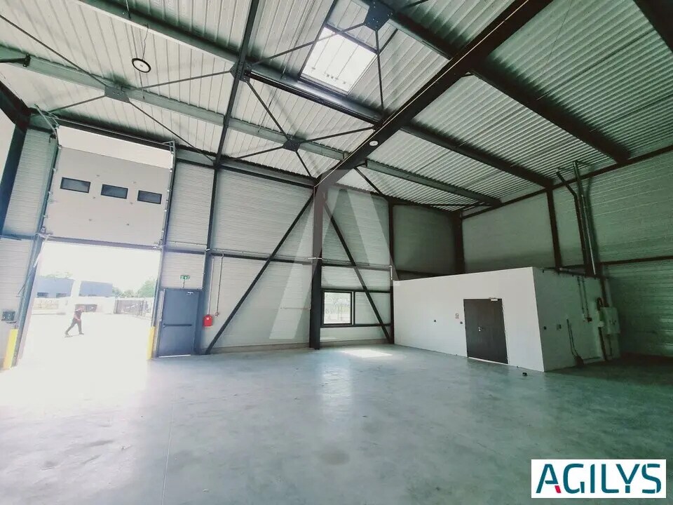 Light Industrial in Savigny-le-Temple to rent Building Photo- Image 1 of 10