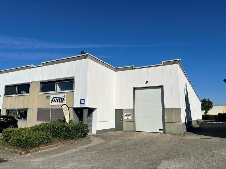 58 Avenue Des Bruyères, Décines-Charpieu to rent - Building Photo - Image 1 of 11