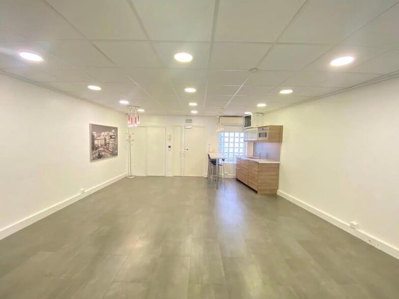 31 Avenue Du Général Leclerc, Boulogne-Billancourt to rent - Interior Photo - Image 3 of 7