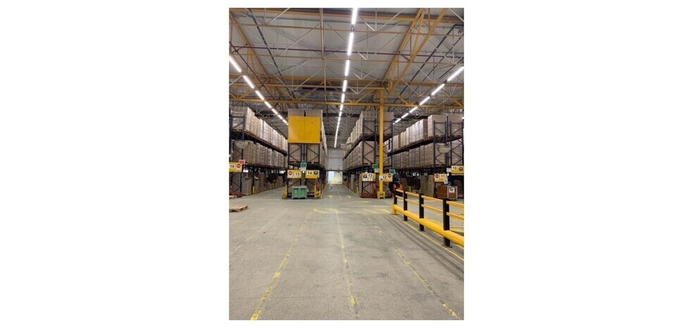 Industrial in Tremblay-en-France to rent - Interior Photo - Image 2 of 5
