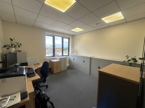 Farrington Way, Eastwood to rent Interior Photo- Image 2 of 6