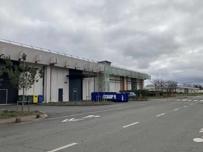 Light Industrial in Rungis to rent - Building Photo - Image 2 of 11