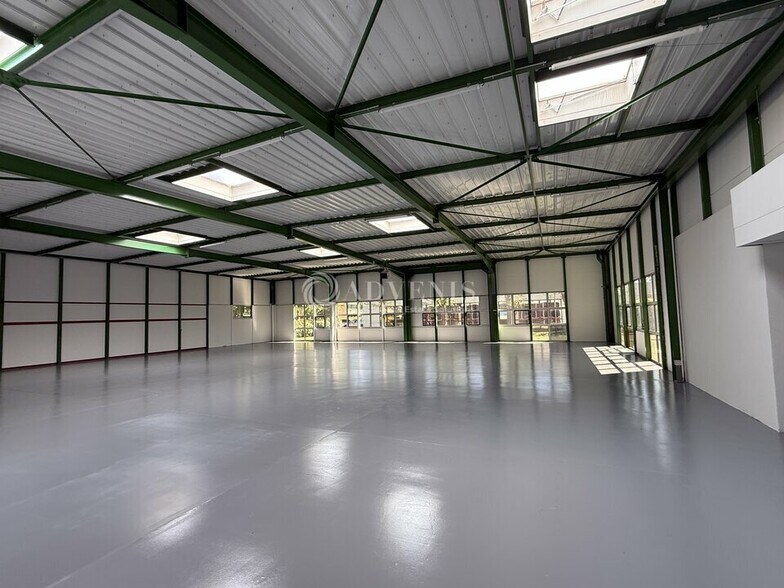Light Industrial in Saint-Thibault-des-Vignes to rent - Interior Photo - Image 3 of 8