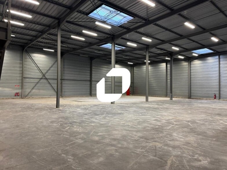 Light Industrial in Chelles to rent - Building Photo - Image 3 of 9