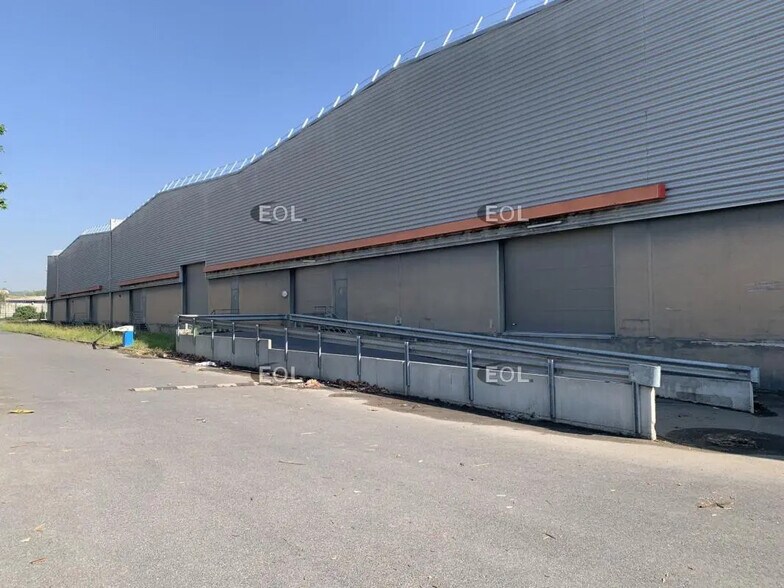 Industrial in Gennevilliers to rent - Building Photo - Image 2 of 11