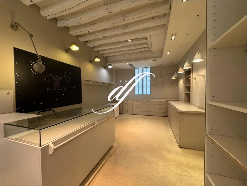 Location Commerce 77 m² - Photo 1