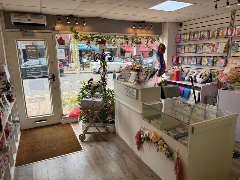 Shop 1, The Centre, Prospect House, The Broadway, Farnham Common to rent - Building Photo - Image 3 of 5