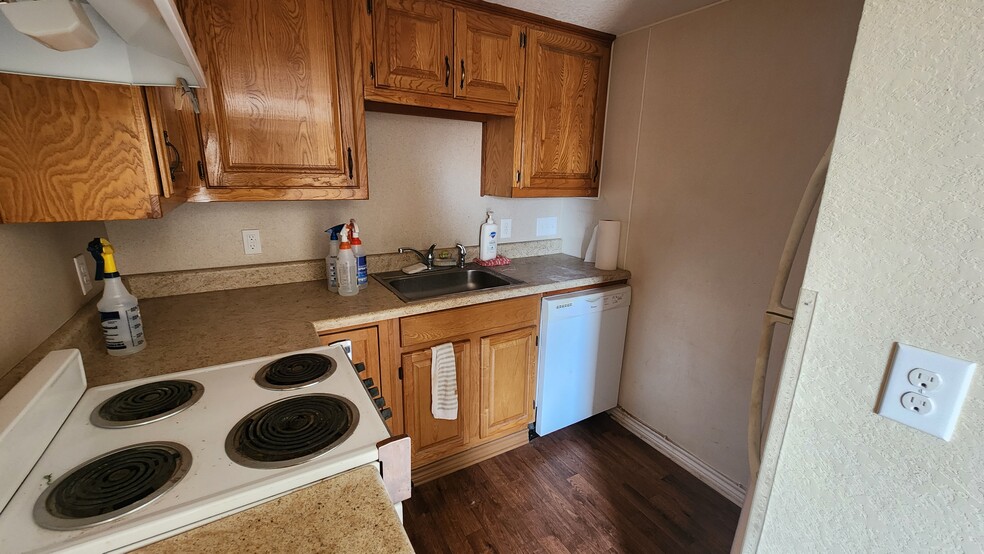 200 E Olive St, Holliday, TX for rent - Interior Photo - Image 3 of 8