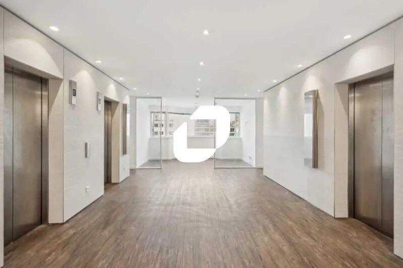 Office in Levallois-Perret to rent - Lobby - Image 3 of 9