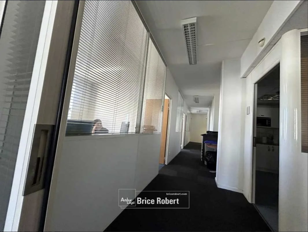 Office in Lyon for sale Interior Photo- Image 1 of 6