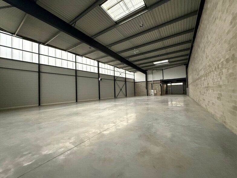 Light Industrial in Stains to rent - Building Photo - Image 2 of 11