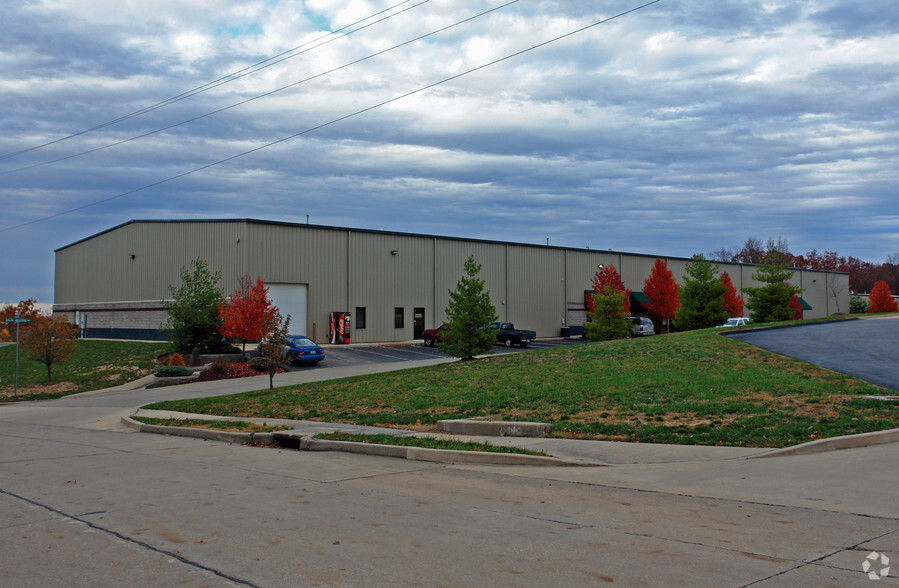 111-117 Avalon Industrial Pky, Wentzville, MO for rent - Building Photo - Image 3 of 5