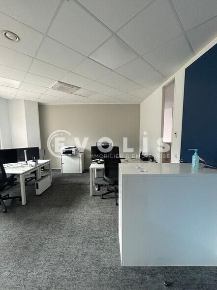 Office in Noisy Le Grand to rent - Building Photo - Image 2 of 4