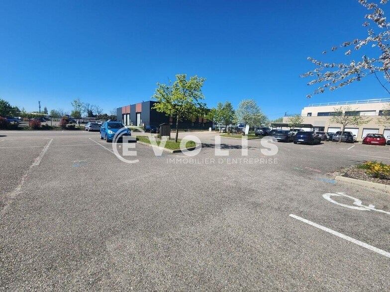 151 B Route De Grenoble, Saint-Priest to rent - Building Photo - Image 2 of 18